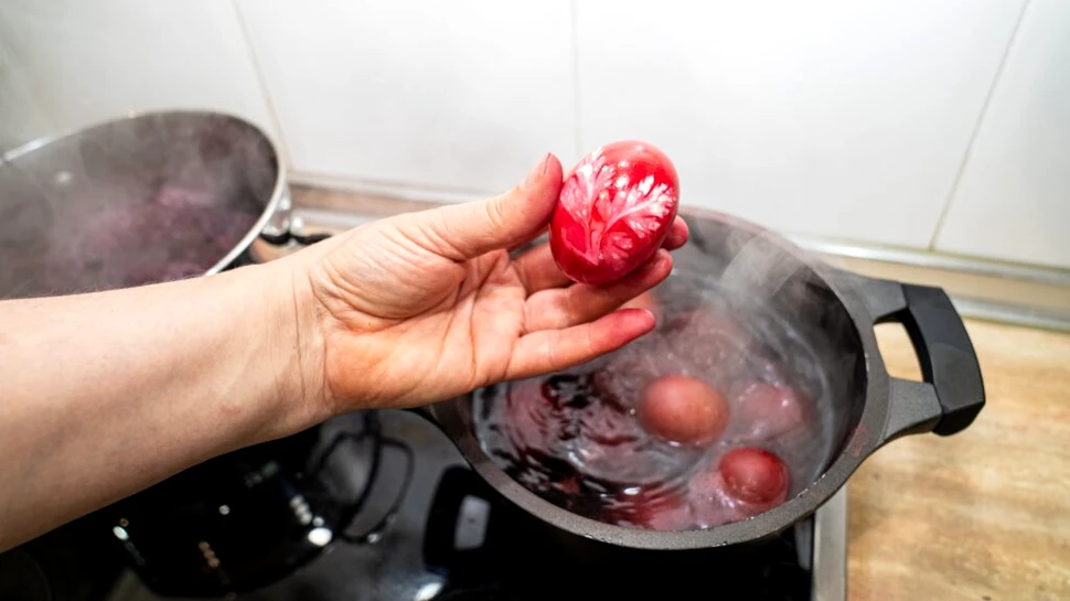 Ce simbolizează ouăle roșii de Paște și de ce le ciocnim?