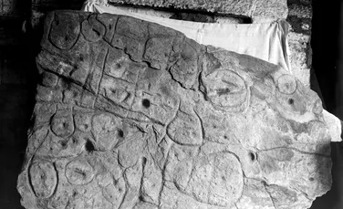 O rocă cu gravuri ciudate este o uriașă „hartă de comori”, spun arheologii