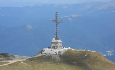 Cea mai înaltă cruce din lume amplasată pe un vârf montan se află în România. Care este povestea monumentului