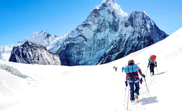 Oamenii au lăsat o „amprentă înghețată” de microbi pe Muntele Everest