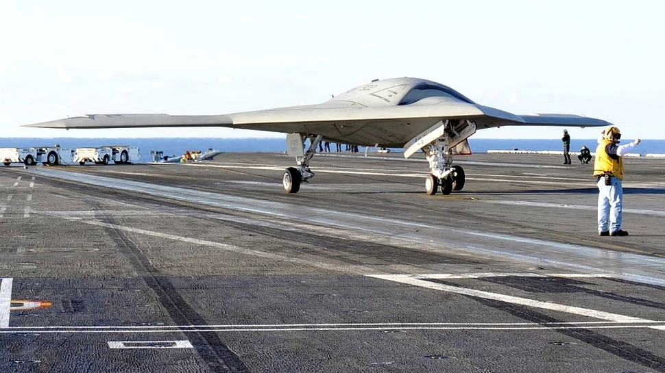 Reuşita care schimbă faţa războiului: o dronă a apuntat pentru prima dată pe un portavion american (VIDEO)