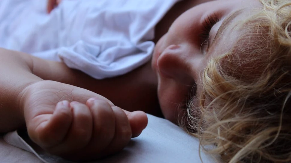 Obosit chiar și după 8 ore de somn? Ai putea suferi de „junk sleep”