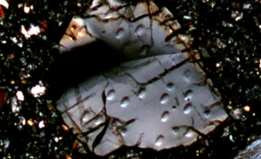 Zirconiul spune povestea formarii crustei lunare