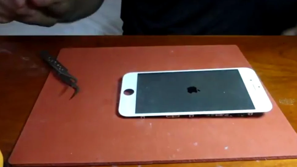 Acum poţi să-ţi construieşti singur un iPhone, acasă. Un tânăr a reuşit să realizeze experimentul cu piese din China