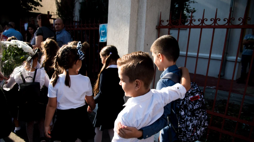 Cum preferă elevii și profesorii organizarea anului școlar? Părinții au păreri împărțite