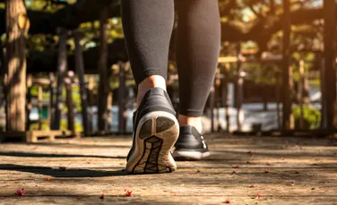 Mersul pe jos în pas alert ne poate ajuta să trăim mai mult. Cum poate încetini îmbătrânirea?