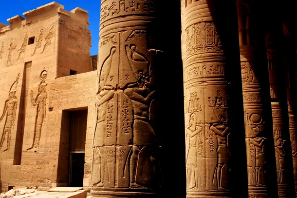Basoreliefuri şi hieroglife pe templul din Luxor