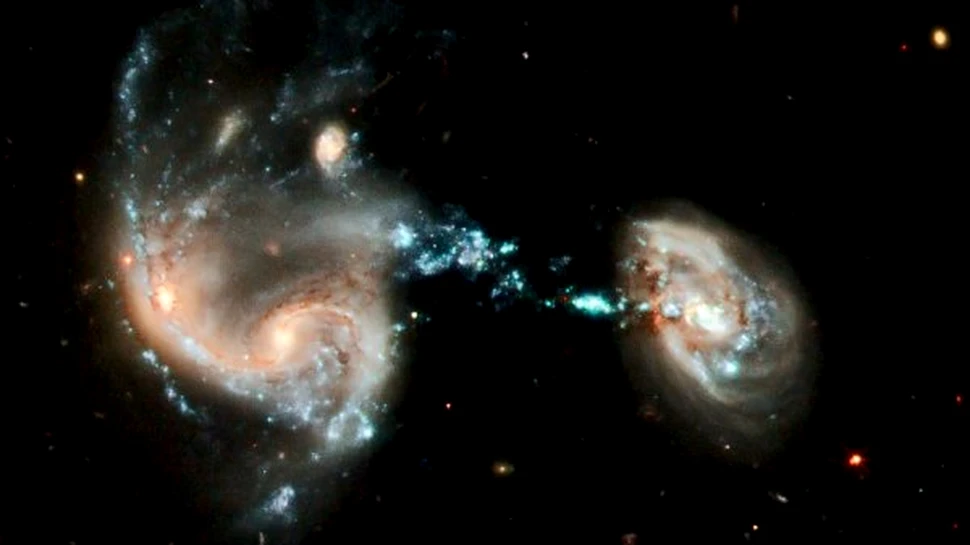 Hubble a surprins o spectaculoasa coliziune galactica