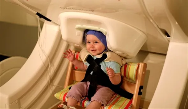 Cercetătorii au scanat creierele bebeluşilor cu ajutorul aparatului numit magnetoencefalogramă