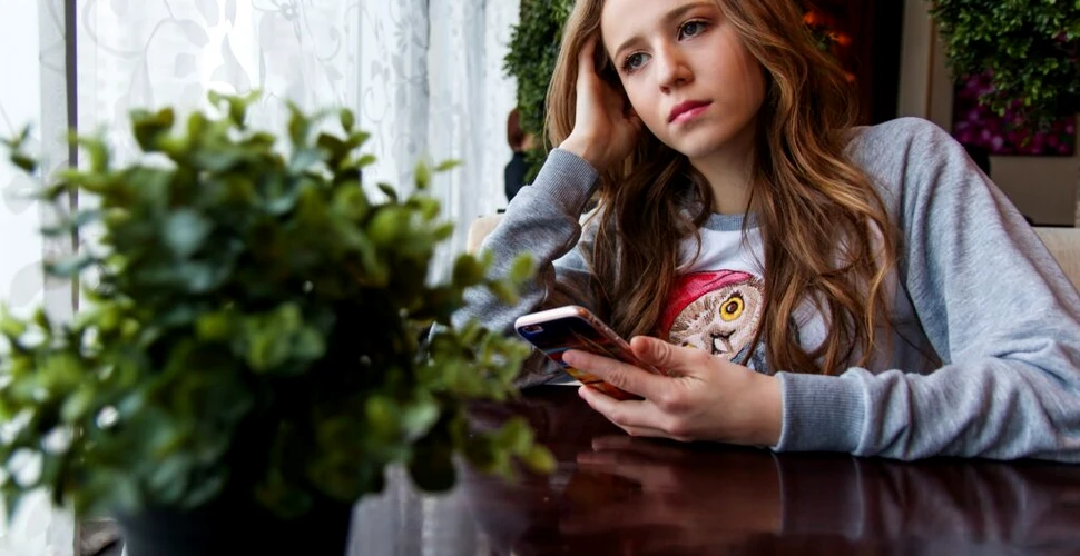 Impactul rețelelor de socializare asupra tinerilor. Când sunt adolescenții cel mai vulnerabili?