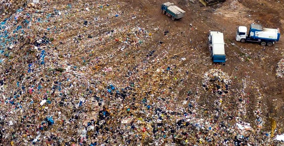 Marea groapă de gunoi, una dintre mândriile Chinei, s-a umplut cu 25 de ani mai devreme