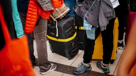 De ce este recomandat să-ți zgârii valizele noi înainte de a călători?