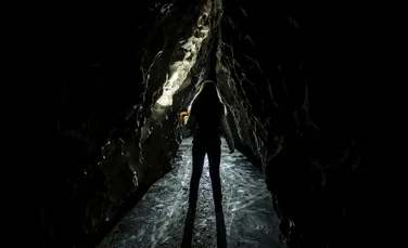 15 persoane au fost închise într-o peșteră întunecată și izolată pentru un experiment controversat de 40 de zile