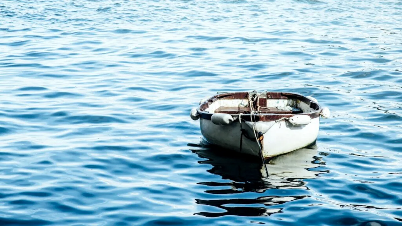 pescar căzut din barcă_oliver-cole-unsplash_descoperă 