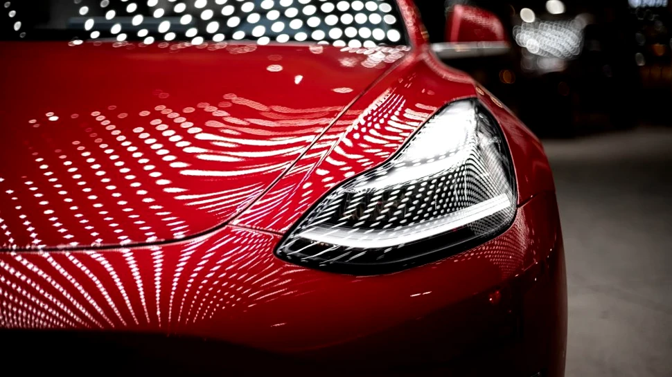 Tesla pierde bani din cauza companiei Ingenext. Mesajul care apare în bordul mașinilor lui Elon Musk