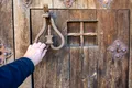 Orașul medieval în care singura cale de acces este printr-o ușă de lemn