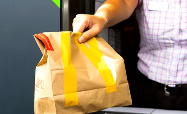Sute de angajați McDonald’s acuză lanțul de fast-food de hărțuire
