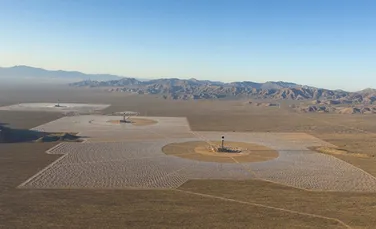 Cum arată cea mai mare centrală solară din lume. Asigură energie electrică pentru 140.000 de locuinţe (GALERIE FOTO)