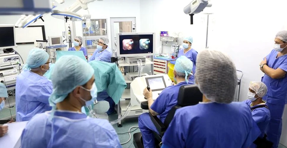 PREMIERĂ în România: trei oameni, operaţi de pietre la rinichi cu un robot pe care îl mai au doar alte trei ţări în lume