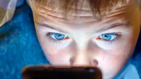 Noul decalaj digital din familie. Copiii folosesc Inteligența Artificială zilnic, dar părinții nu știu