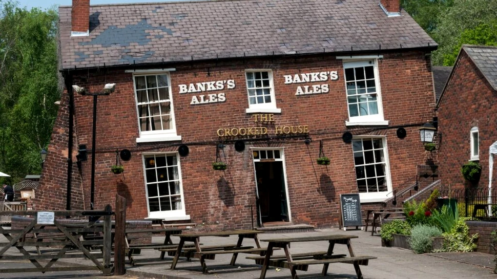 „Cel mai ciudat pub din Marea Britanie” a fost scos la vânzare