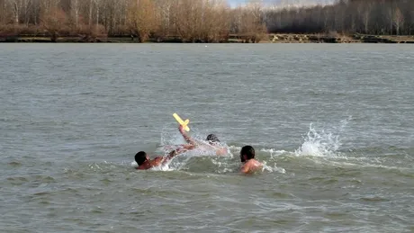 Ce se întâmpla, în trecut, cu tinerii care se aruncau în apă după cruce, de Bobotează. Tradiţii şi superstiţii de BOBOTEAZĂ