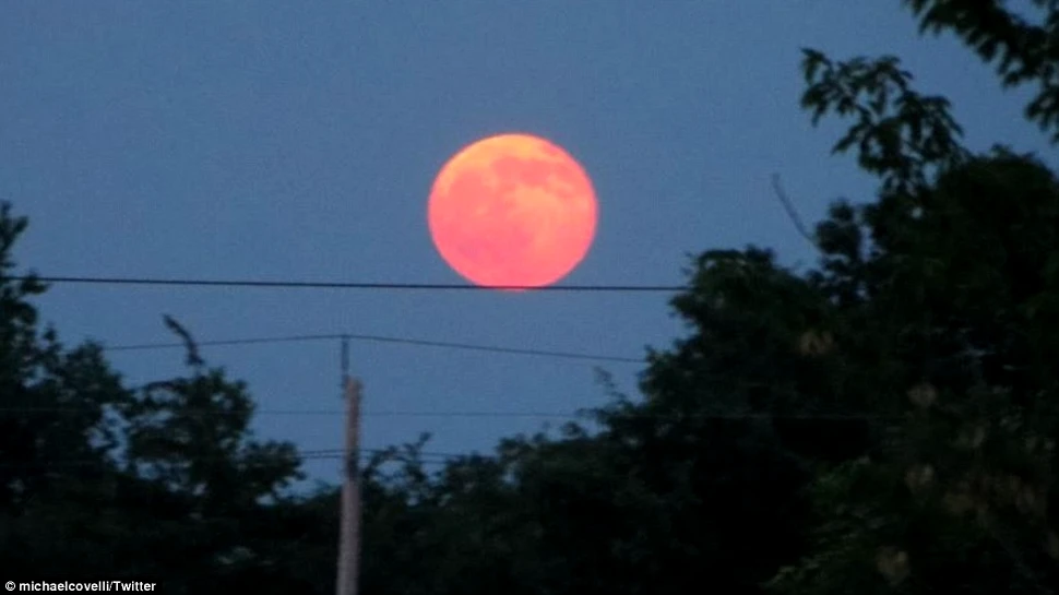 Mai rar decât o lună albastră poate fi doar luna de CĂPŞUNĂ. A apărut recent pe cer – FOTO+VIDEO