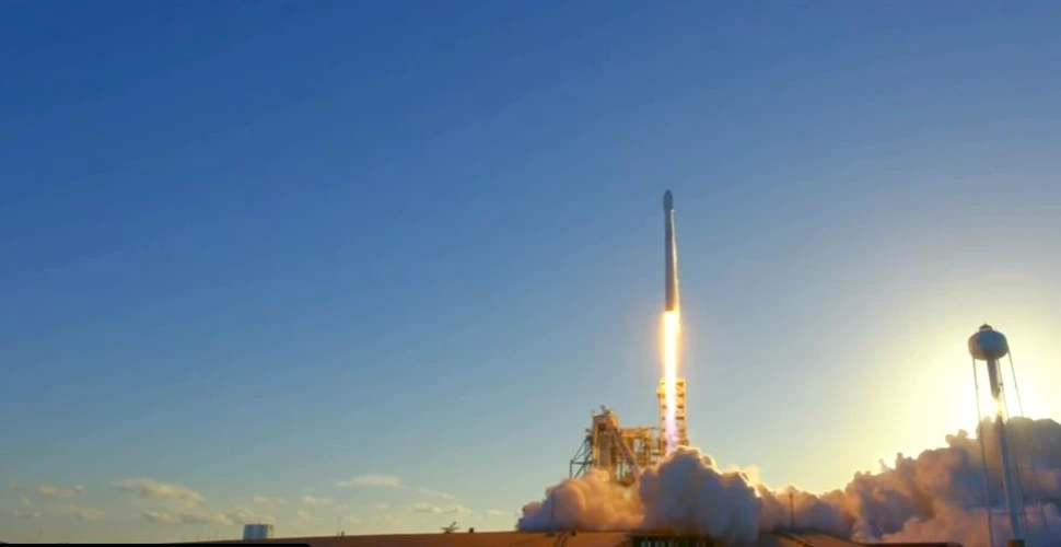 După două lansări eşuate, Space X reuşeşte să transporte în spaţiu o încărcătură masivă-VIDEO