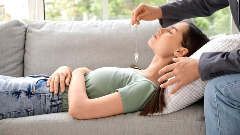 Hipnoza și menopauza: o nouă cale pentru ameliorarea bufeurilor? Dovezi, costuri și alternative non-hormonale