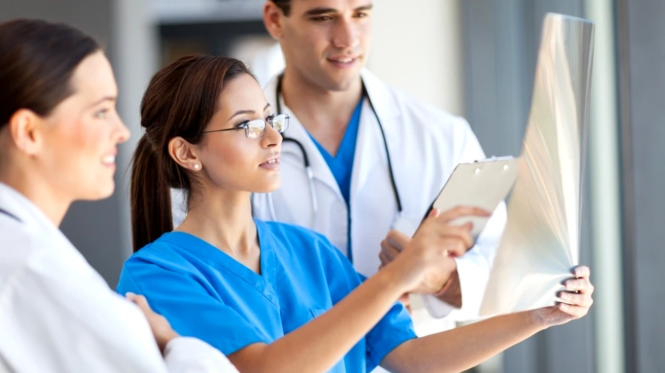 Se poate rezolva criza exodului medicilor? Un proiect inedit readuce în ţară medici români care s-au remarcat la nivel internaţional