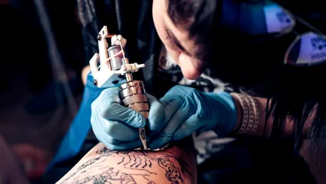 Un studiu șocant arată ce conține cu adevărat cerneala folosită la tatuaje