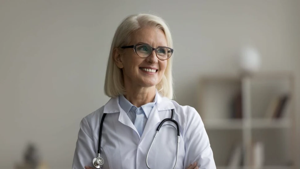 Cum îi percep oamenii pe medicii care poartă halate albe?