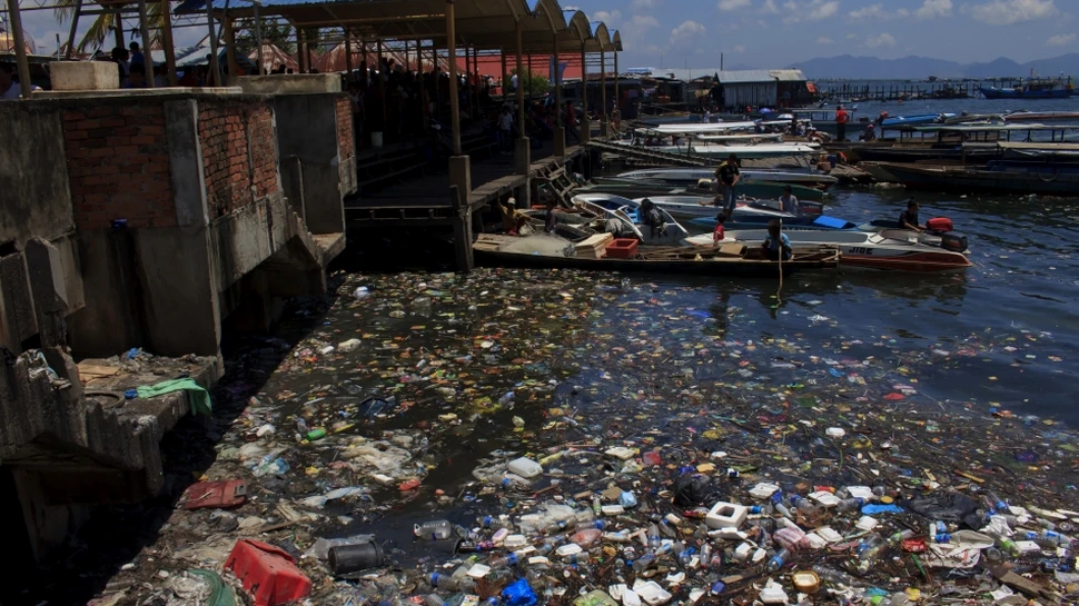 Microfragmente de plastic poluează 88% din suprafaţa oceanelor