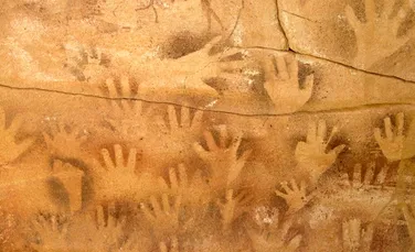 Urmele preistorice de „mâini de copii” nu sunt ceea ce par a fi