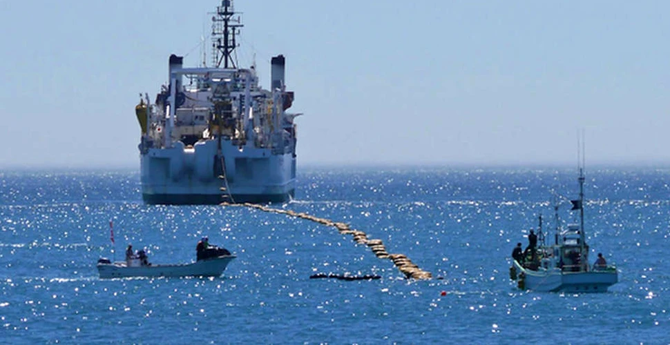 Un cablu submarin cu lungime record, ce acoperă o distanţă de 9000 km, dat în folosinţă
