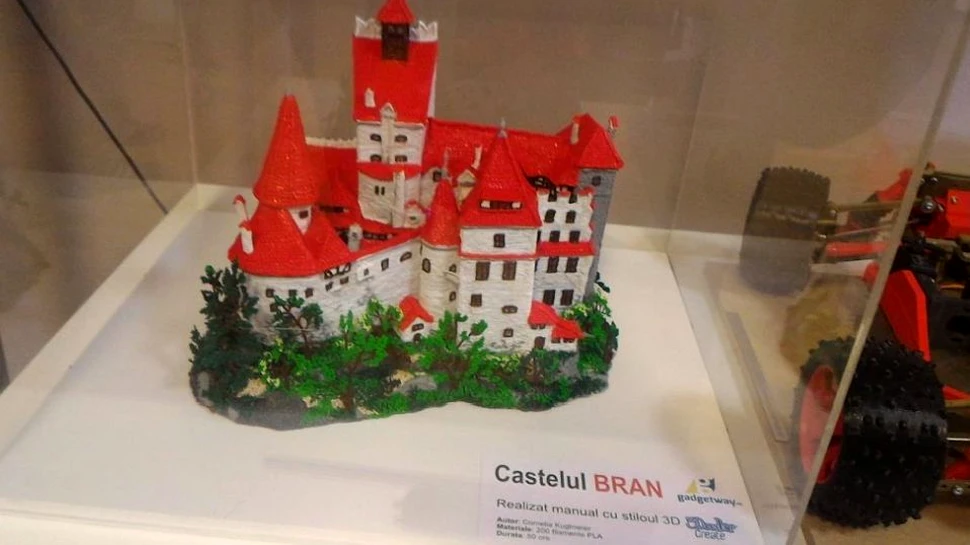 Expoziţie în premieră la Cluj: Castelul Bran, un exoschelet de dinozaur şi proteze printate în 3D