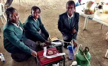 Patru adolescente au inventat generatorul care foloseşte urina pentru a produce curent electric (FOTO)