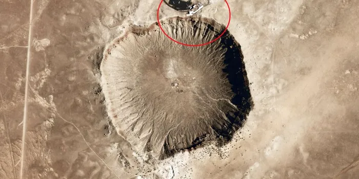 O fotografie cu un crater de pe Lună, înconjurat de șosele și clădiri, publicată de Agenția Spațială Canadiană