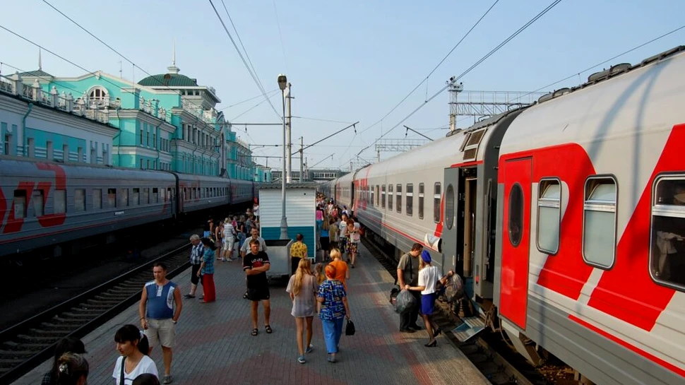 Care tren traversează 3 țări și 8 fusuri orare în 7 zile?