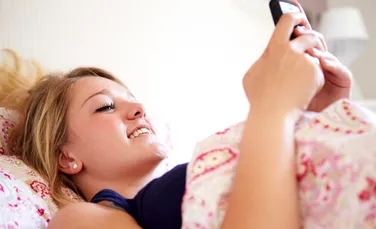 Legătura dintre numărul de SMS-uri trimise şi viaţa sexuală a adolescenţilor. Ce au aflat cercetătorii?