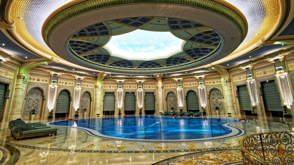 Cinci persoane înarmate au furat bijuterii de milioane de euro din cadrul hotelului Ritz. În nici o zi au fost recuperate