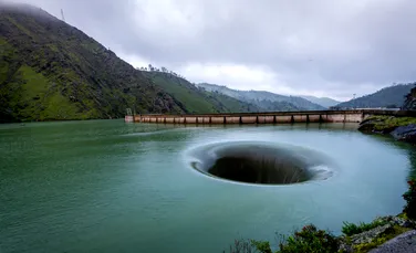 Ciudata „gaură din apă” care nu este deloc o iluzie optică, ci există cu adevărat