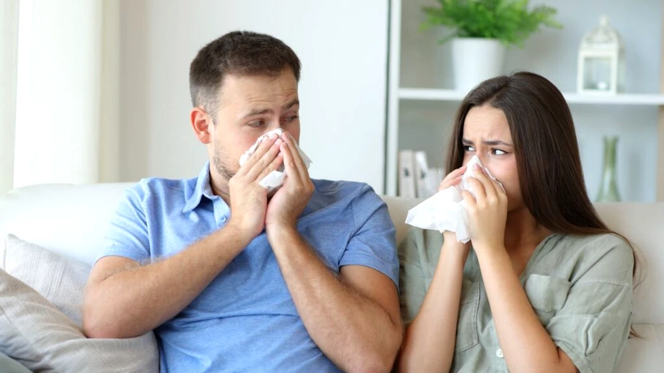 O boală extrem de rară îi face pe toți ceilalți oameni alergici la tine