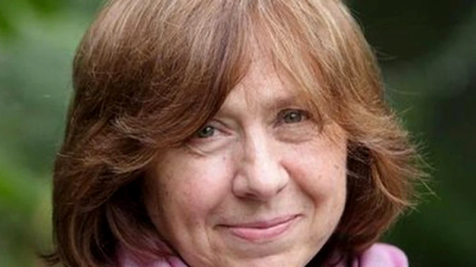 Svetlana Aleksievici, scriitoare angajată, care a denunţat războiul şi minciuna din era sovietică