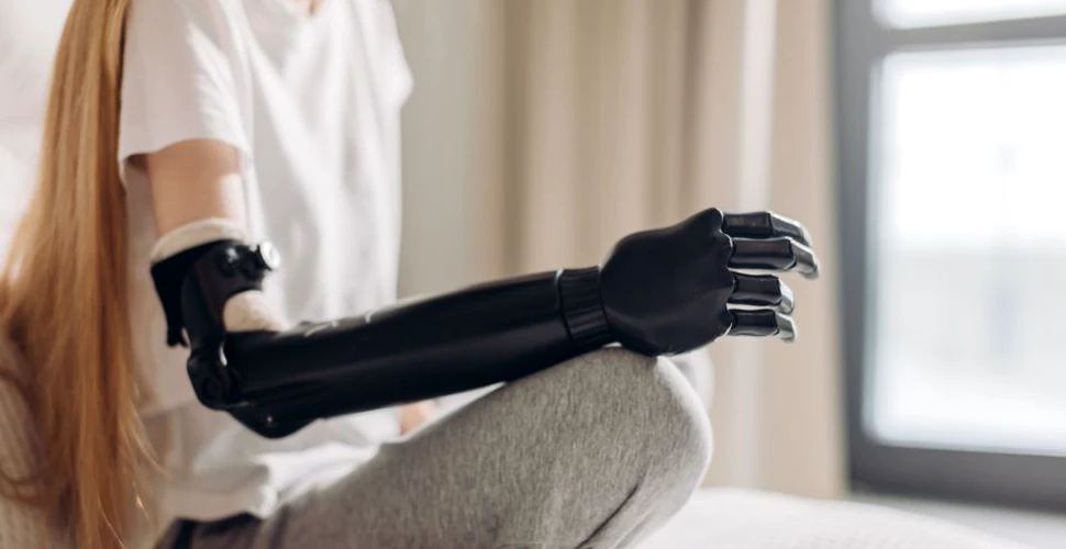 O nouă inovaţie în domeniul protezelor. O mănuşă poate oferi mâinilor robotice caracteristici asemănătoare celor umane