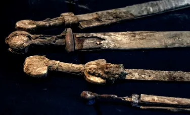 Săbii romane vechi de 1.900 de ani, găsite într-o peșteră din deșertul Iudeei