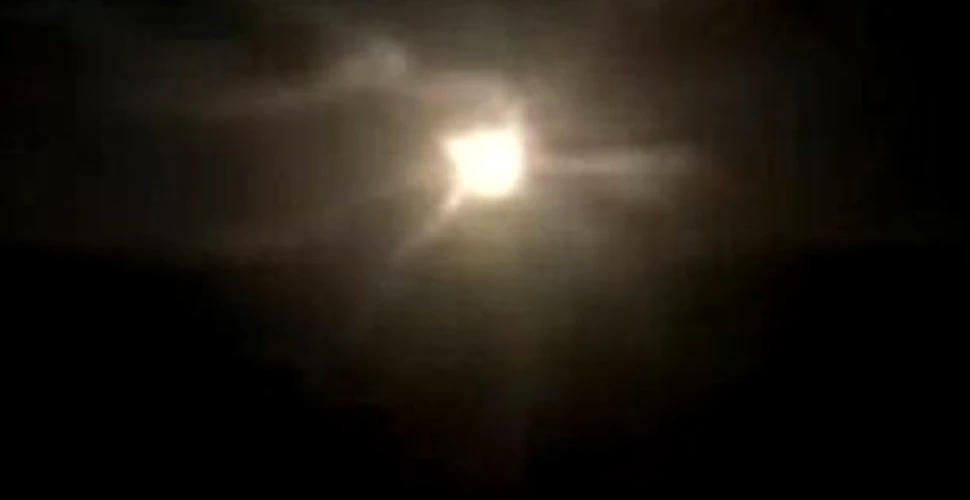 Dintr-o altă lume! Imagini uimitoare cu momentul în care un meteorit explodează pe cerul din China – VIDEO