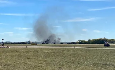 Două avioane s-au lovit în aer în timpul unui show aviatic