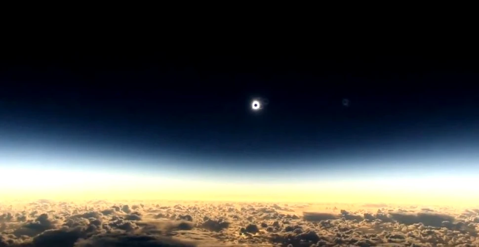 Cum s-a văzut eclipsa totală de SOARE dintr-un avion aflat deasupra Oceanului Pacific – FOTO+VIDEO