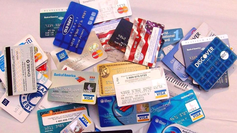 Istoria cardurilor de credit: cine este americanul căruia i-a venit ideea inventării lor